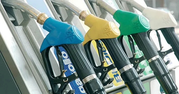 Lascia il distributore aperto, i furbetti ne approfittano per un pieno gratis