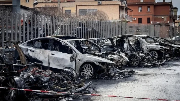 Tesla incendiate nelle concessionaria di Roma: rivendicazione anarchica