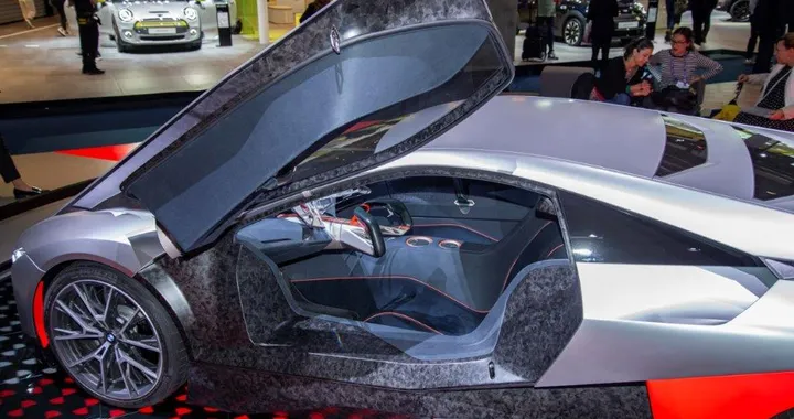 BMW M Vision Next: l'abitacolo è griffato Alcantara