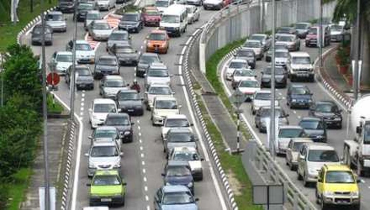 Esodo pasquale, Aci schiera 5.000 persone