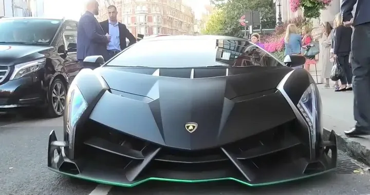 Lamborghini Veneno Roadster, l'esclusiva supercar blocca le strade di Londra