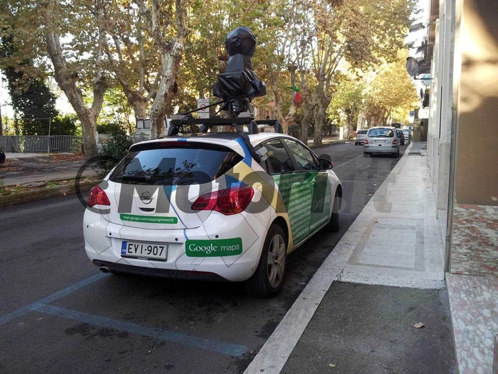 Google Car buca... e si lascia guardare!