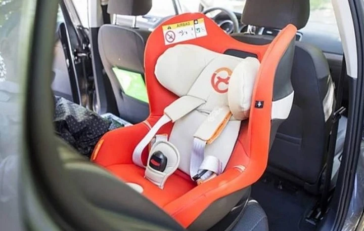 Seggiolini auto bambini: normativa, tipologie e regole