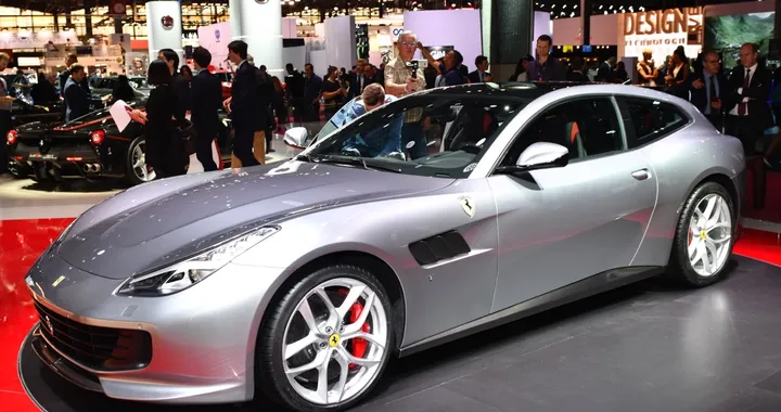 Ferrari GTC4 Lusso T: mette il turbo a Parigi 2016