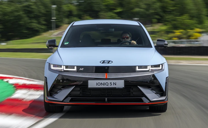 5 motivi per scegliere un’auto elettrica sportiva: il futuro delle alte prestazioni