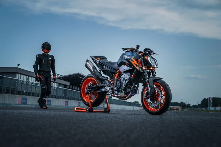 KTM 890 DUKE R 2022, caratteristiche e prezzo