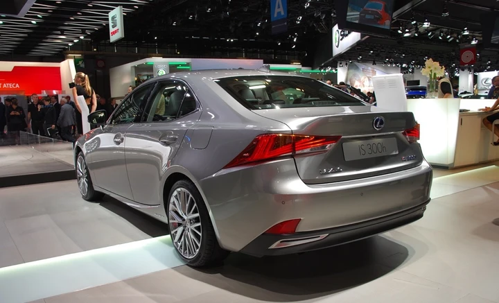 Lexus IS restyling: svelata a Parigi 2016