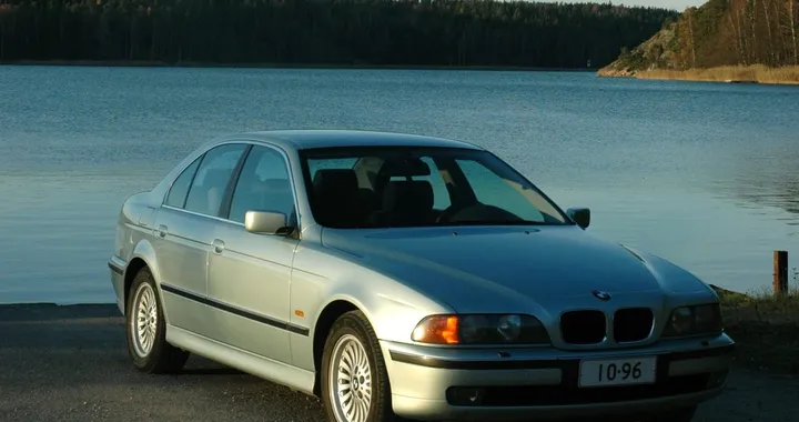 BMW, una 523i del ’96 arriva a 1 milione di chilometri e il proprietario poi passa all’elettrico