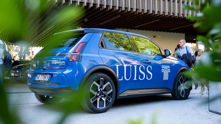 All'università piace l'elettrico: dodici Renault 5 E-Tech per un car sharing senza precedenti