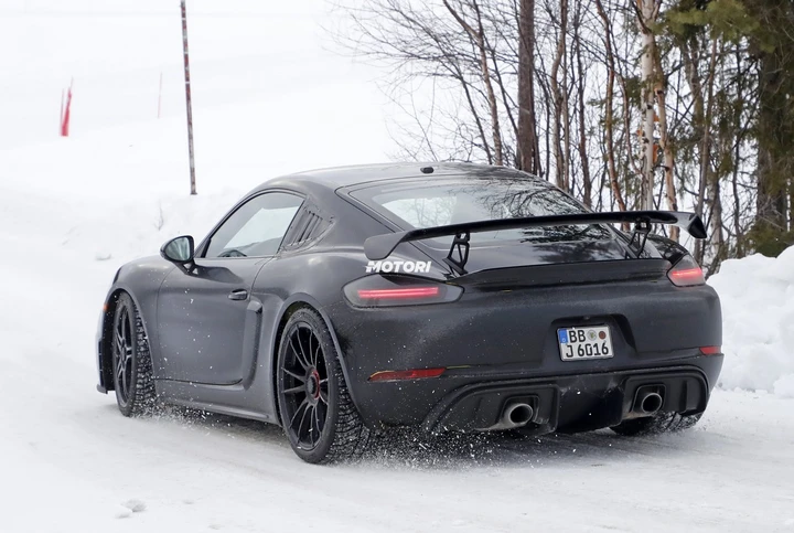 Porsche Cayman GT4 RS: le foto spia