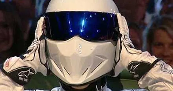 Schumacher si traveste da The Stig a Top Gear