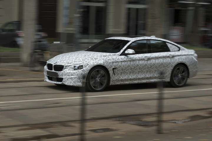 BMW camuffate in giro per Milano: il mistero invade il web