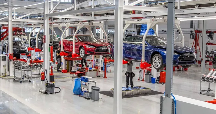 Tesla apre il primo impianto europeo