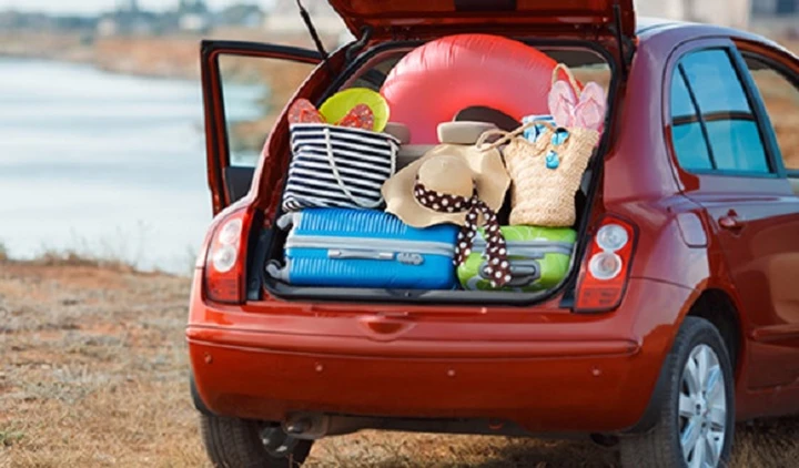 Caricare i bagagli in auto: limiti, sanzioni, consigli