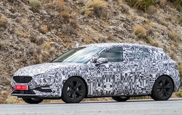 Seat Leon, ecco le foto spia della nuova ibrida PHEV
