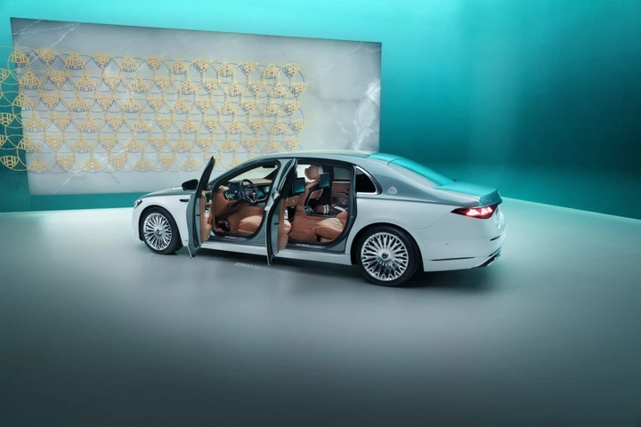 Mercedes-Maybach Classe S 2026: il nuovo salotto hi-tech su ruote