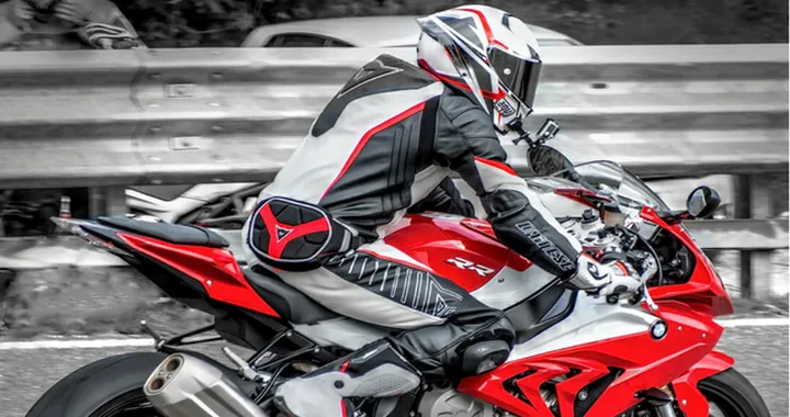Duellava con le supercar a bordo di una moto: 2 anni di carcere