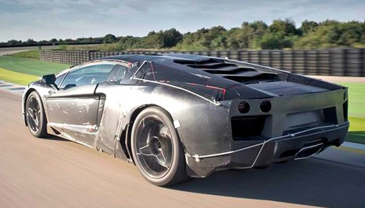 Nuova Lamborghini V12: nome in codice 834