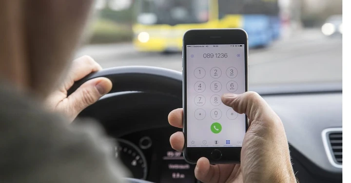 Il cellulare al volante è la prima causa di ritiro patente in Italia