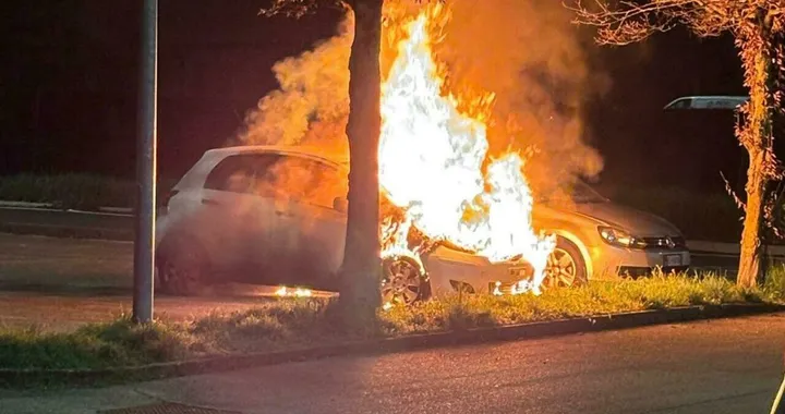 Toyota Yaris prende fuoco, i fari accesi per ore forse la causa