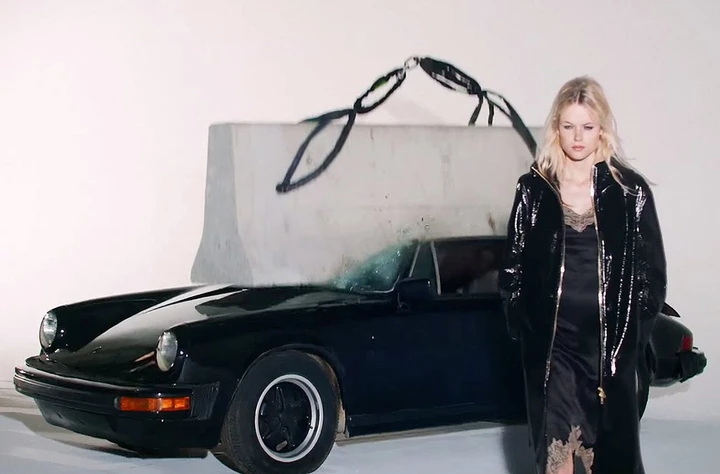 Raccapricciante: una Porsche del 1979 schiacciata... per pubblicità!