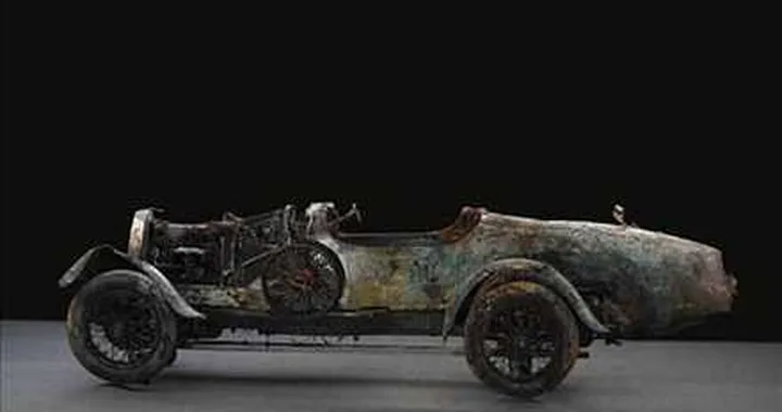 Venduta all'asta per 230.000 euro la Bugatti ripescata in fondo al lago