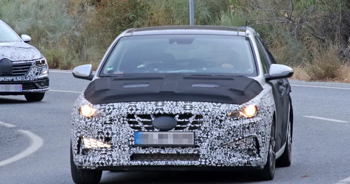 Hyundai i30 Facelift: spiata durante i test su strada