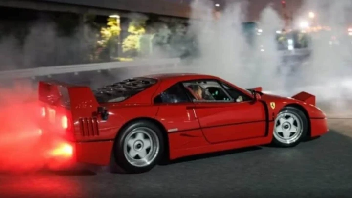 Hamilton con la Ferrari F40 a Tokyo: drift con Kim Kardashian [VIDEO]