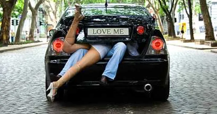 Temerari: sesso in auto davanti alla polizia