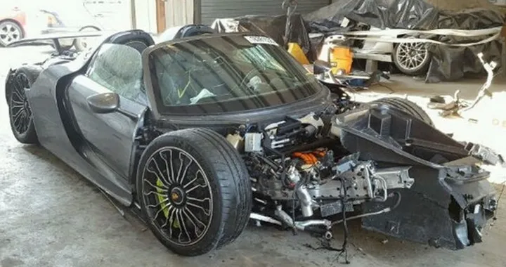 La Porsche è distrutta, ma vale comunque tantissimo