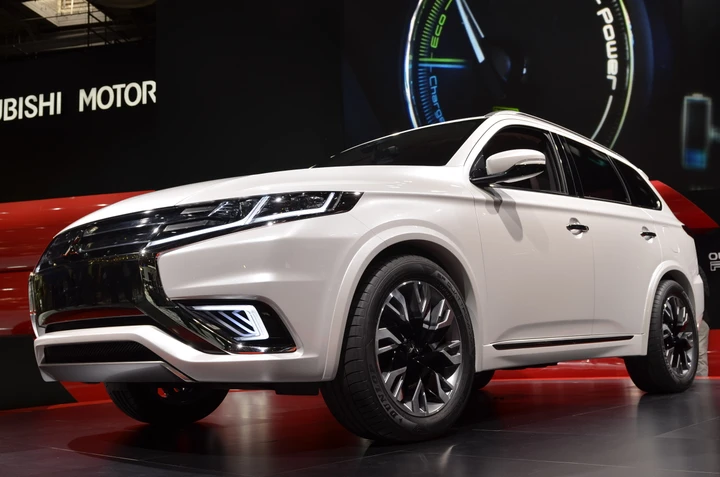 Mitsubishi Outlander PHEV Concept-S, svelata a Parigi