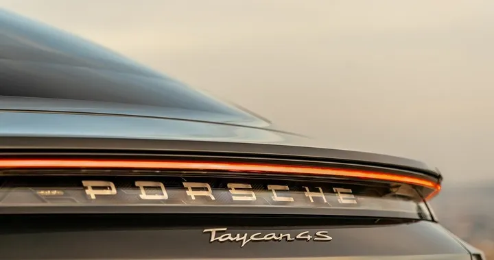 Porsche: la Taycan Cross Turismo debutterà in autunno