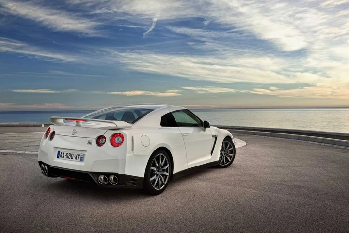 Nissan GT-R e GT-R Egoist M. Y. 2011