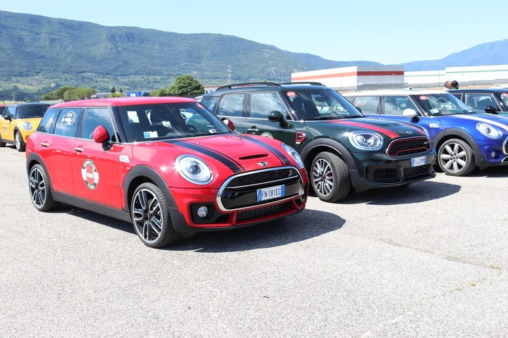 Mini Countryman John Cooper Works: in pista tra le auto del raduno