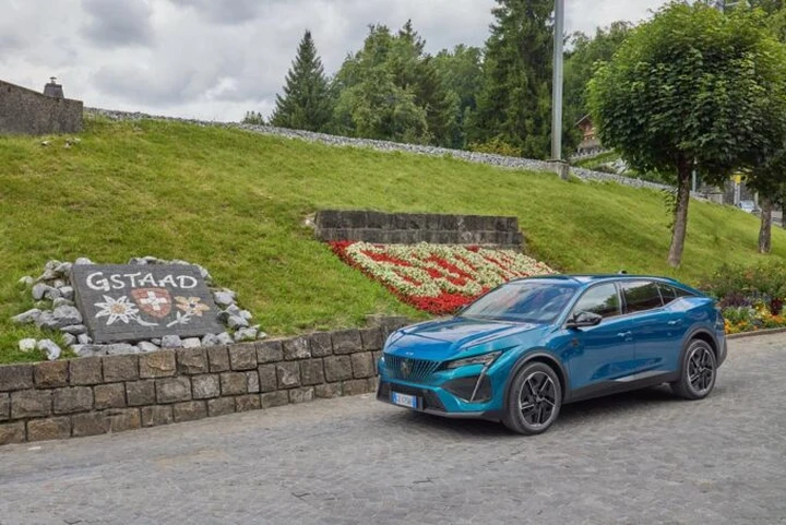 Peugeot E-408: eleganza elettrica tra le strade esclusive di Gstaad