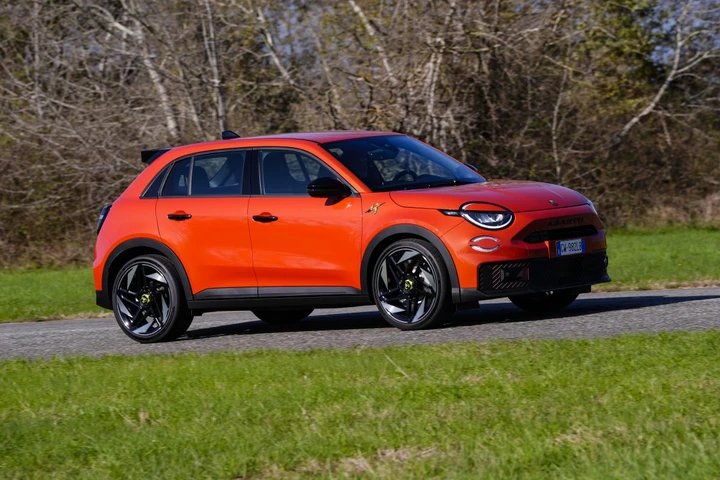 Abarth 600e in Italia è un vero flop, ma adesso sbarca nel Regno Unito