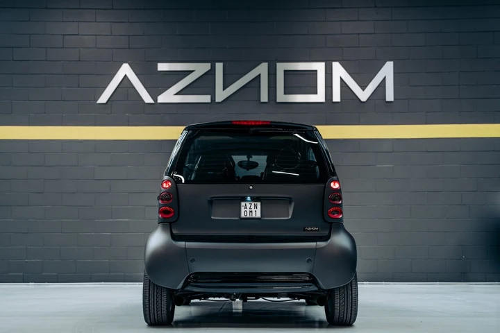 Smart ForTwo è tornata? No, è semplicemente una microcar elettrica per giovani