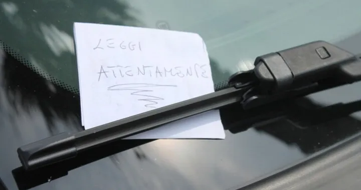 La truffa del bigliettino sul parabrezza dell'auto