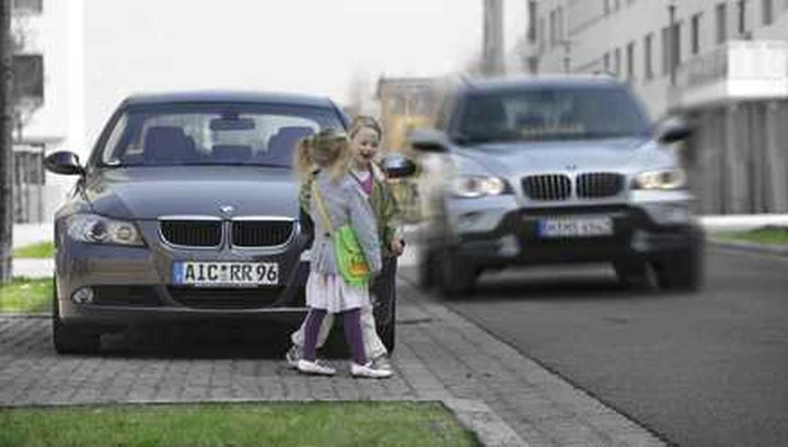 BMW Car 2-X Communication, più sicurezza per i pedoni