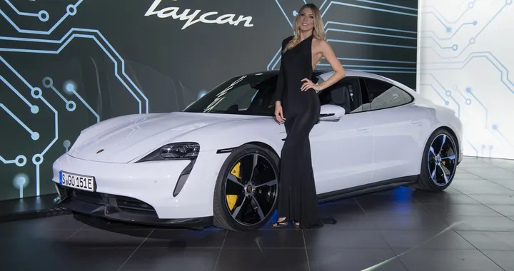 Porsche Taycan, la supercar elettrica debutta a Milano
