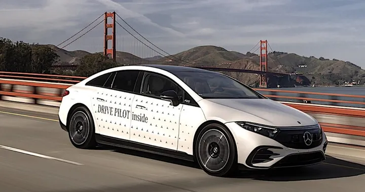 Mercedes-Benz passi avanti nella guida autonoma: autorizzate le luci turchesi