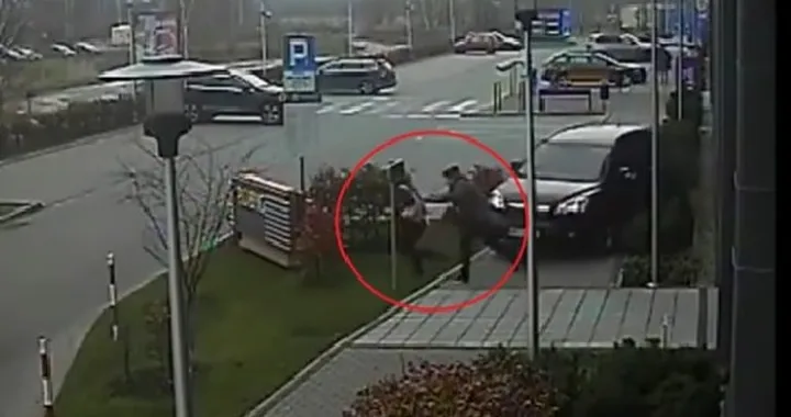 Vorrebbe parcheggiare, ma investe due donne, sperona un’auto e finisce contro un muro: il video