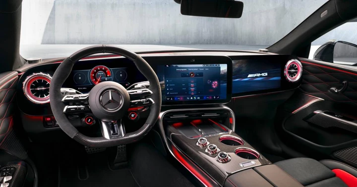 Mercedes AMG GT Coupé 4 porte: interni high-tech e indizi sul powertrain