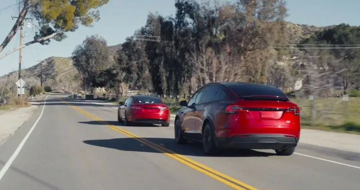 Tesla Model S e Model X, nuova colorazione Ultra Red