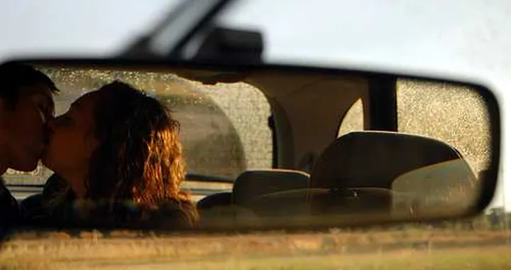 L'amore per lei scocca in auto: qui il primo bacio