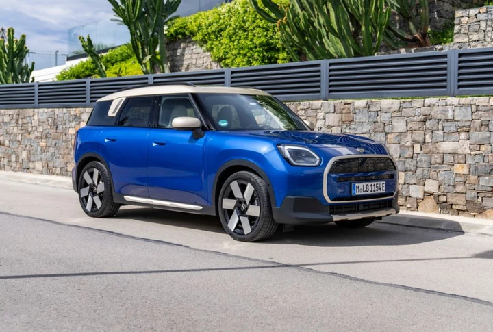 Nuova MINI Countryman 2026: 500 km di autonomia e ricarica lampo