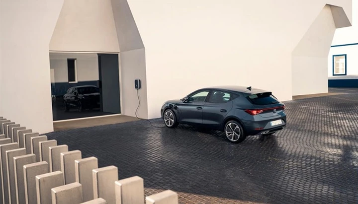 Seat Leon 1.4 e-Hybrid: allestimenti, dotazioni e prezzi