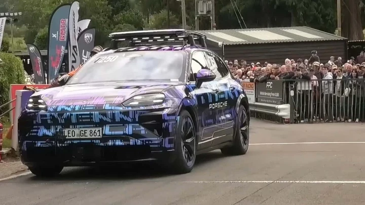 Porsche Cayenne EV, ancora camuffata, stabilisce un record