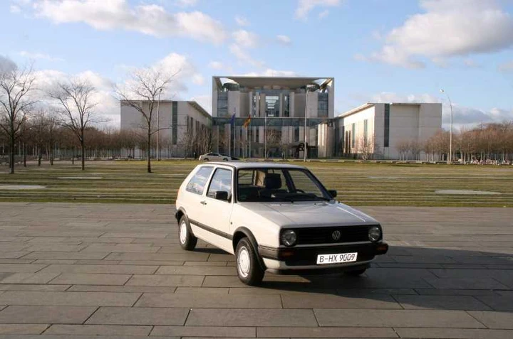 Germania: all'asta la Volkswagen Golf della Merkel
