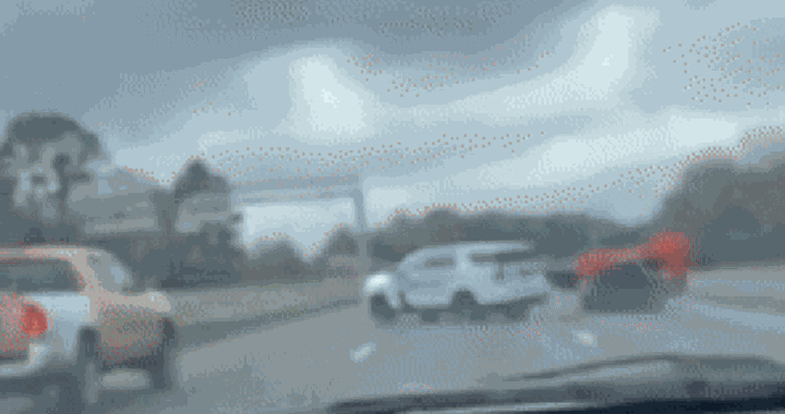 Follia in Alabama: ruba uno skid-steer e sfida la polizia in un inseguimento surreale [VIDEO]